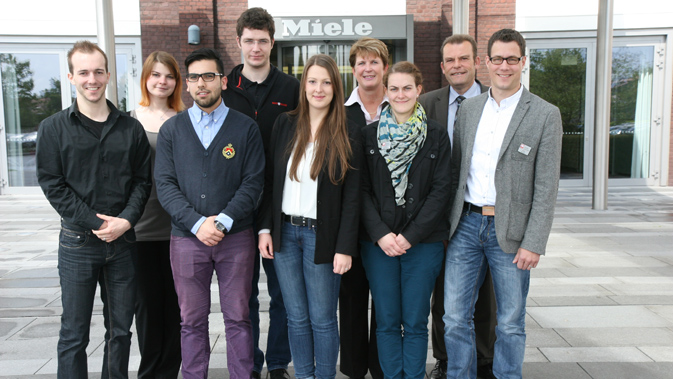 Miele-Azubis spenden für Suchtprävention